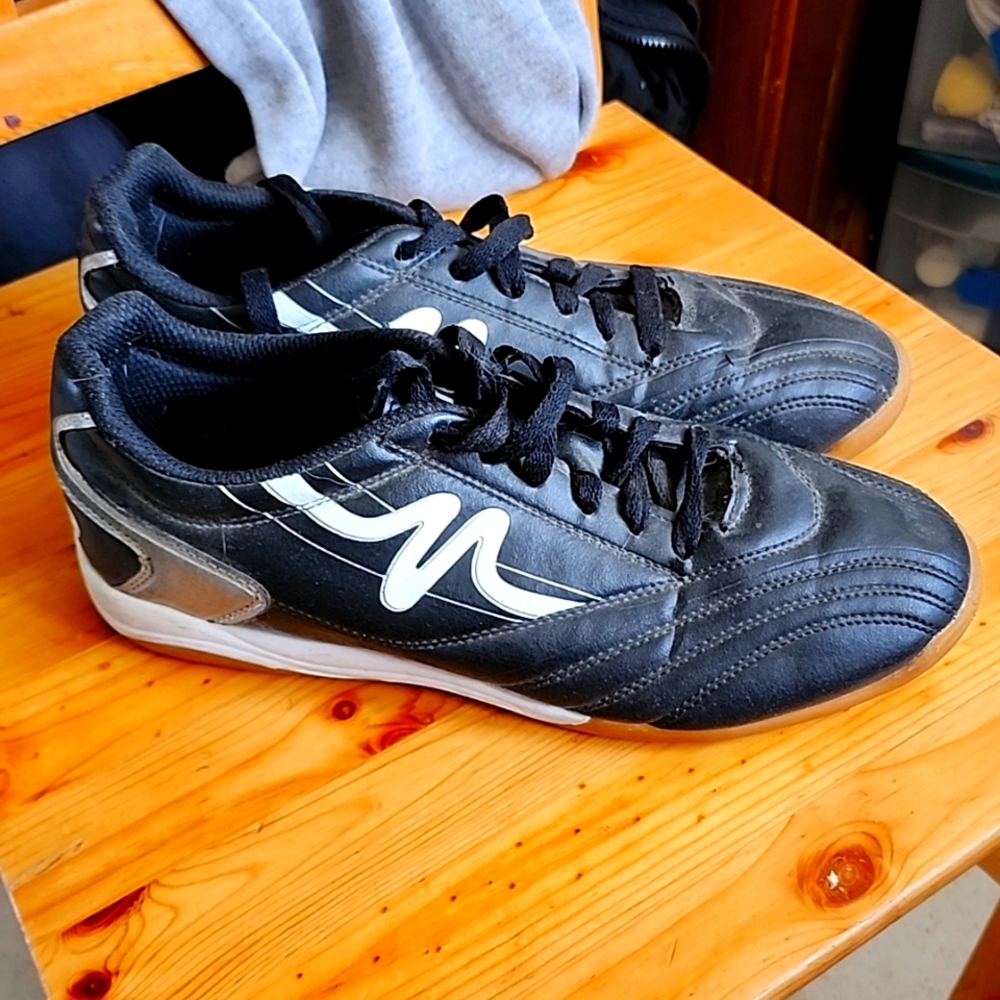 Mitre Men's size 9 "Sting" shoe